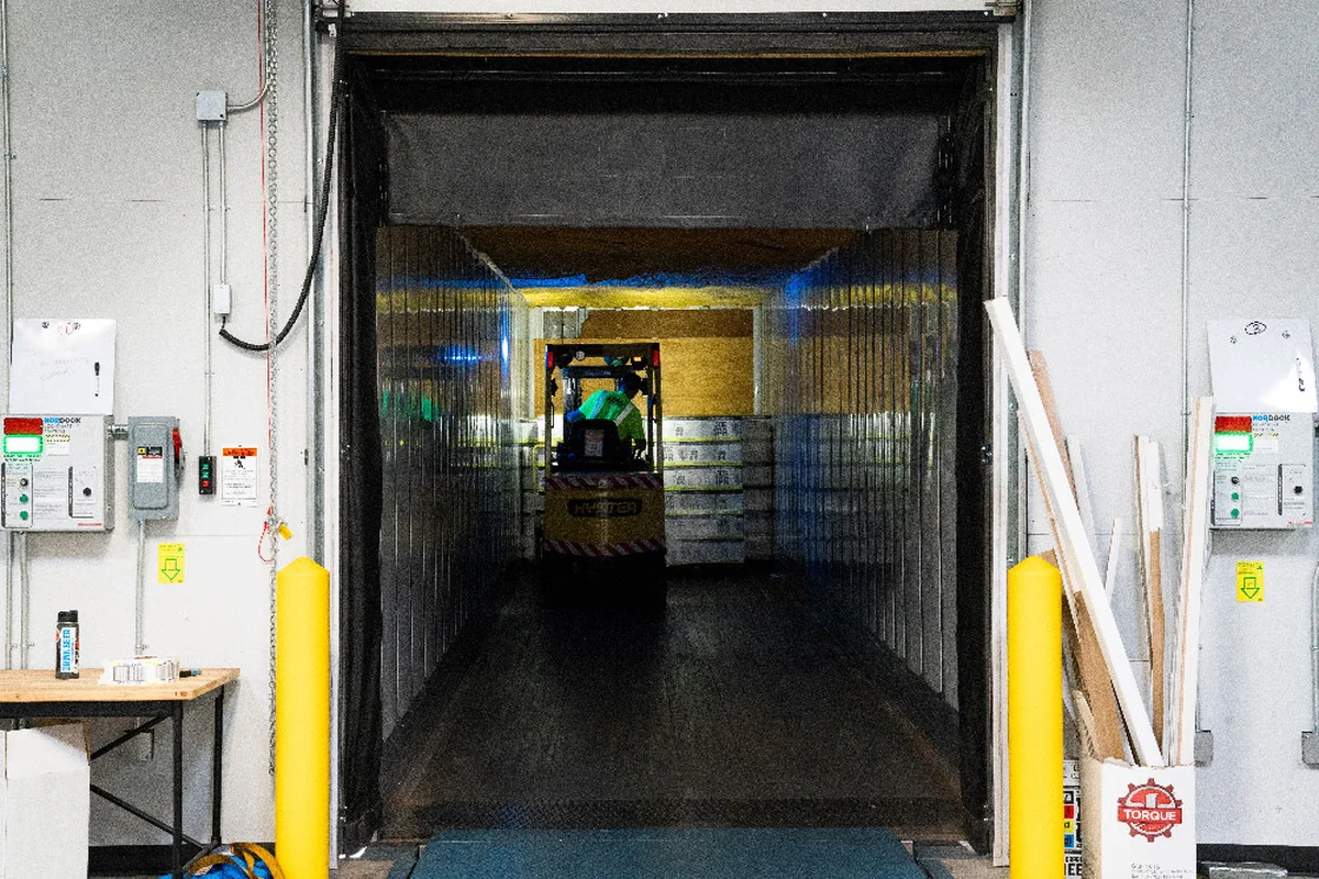 Centro de distribución con mercancías paletizadas
